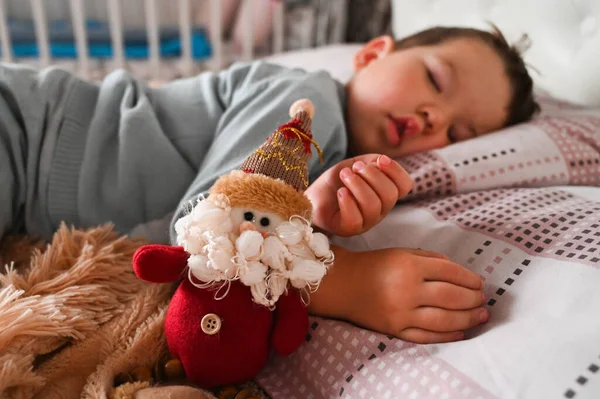 Sladký Kavkazský Cukroušek Spící Své Posteli Vedle Malého Trpaslíka Koncept — Stock fotografie