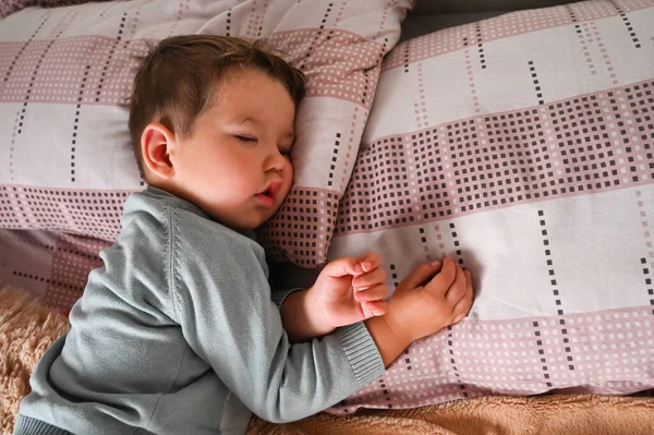 Lindo Niño Está Durmiendo Día Infancia Cuna Foto Alta Calidad — Foto de Stock
