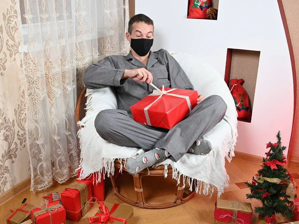 Ein Mann Packt Ein Geschenk Einer Maske Aus Hochwertiges Foto — Stockfoto