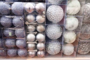 Mağaza rafında gümüş noel topları. Yüksek kalite fotoğraf