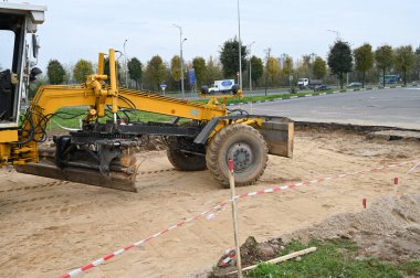 Buldozer asfalta kum atıyor. Yüksek kalite fotoğraf