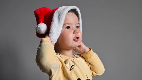 Dziecko Nosi Świąteczny Kapelusz Głowie Wysokiej Jakości Zdjęcie — Zdjęcie stockowe