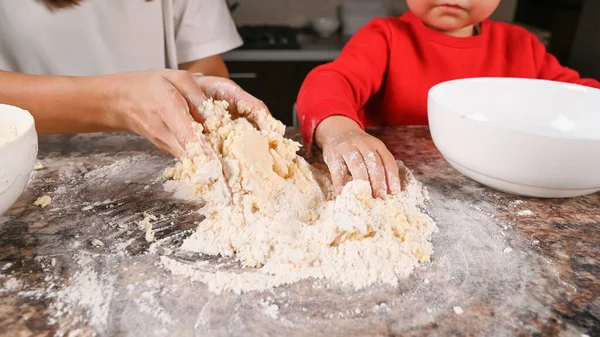 Madre Hijo Horneando Galletas Navidad Foto Alta Calidad —  Fotos de Stock