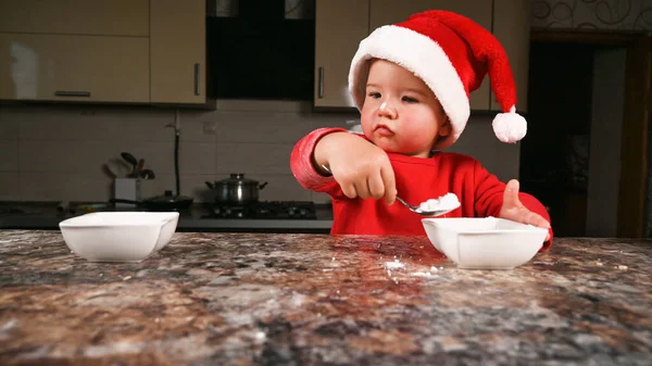 Dziecko Świątecznym Kapeluszu Gotuje Wysokiej Jakości Zdjęcie — Zdjęcie stockowe