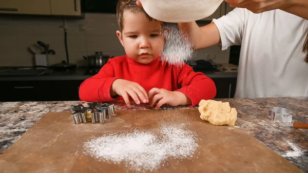 母親と子供は小麦粉から調理します 高品質の写真 — ストック写真
