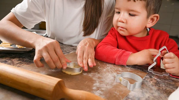 Mor Och Barn Gör Nyårskakor Högkvalitativt Foto — Stockfoto