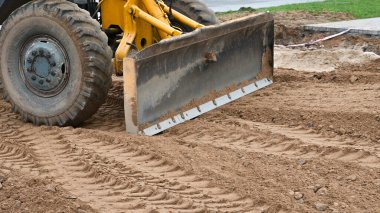 Buldozer yol için zemini dümdüz ediyor. Yüksek kalite fotoğraf