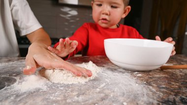 Anne ve çocuk undan aşçı. Yüksek kalite fotoğraf