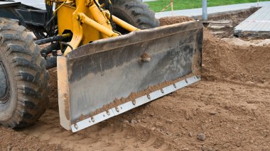 Buldozer yol için zemini dümdüz ediyor. Yüksek kalite fotoğraf