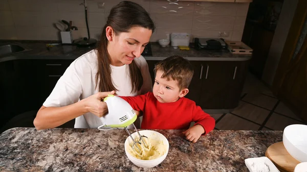 Mama Dziecko Pieką Świąteczne Ciasteczka Wysokiej Jakości Zdjęcie — Zdjęcie stockowe