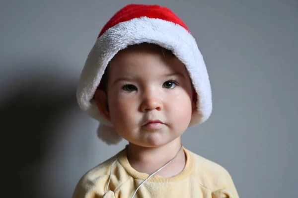 Dziecko Świątecznym Kapeluszu Szarym Tle Wysokiej Jakości Zdjęcie — Zdjęcie stockowe