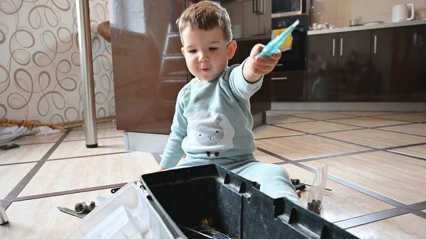 Kind Spelen Met Huishoudelijk Gereedschap Hoge Kwaliteit Foto — Stockfoto