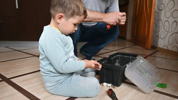 Bambino Che Gioca Con Gli Attrezzi Domestici Foto Alta Qualità — Foto Stock