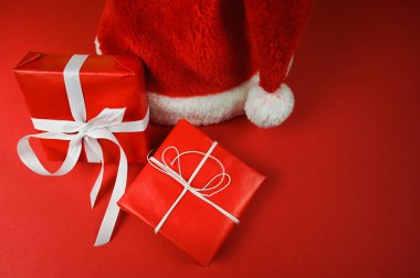 Kırmızı arka planı olan bir şapka. Yüksek kalite fotoğraf