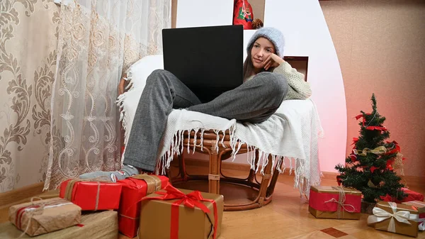 女の子は新しい年の買い物ノートパソコンをやっている 高品質の写真 — ストック写真