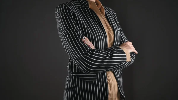 スーツに身を包んだ女は手を組んでいる 高品質の写真 — ストック写真