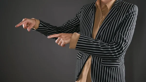 スーツ姿の女性は二本の指を横に見せている 高品質の写真 — ストック写真
