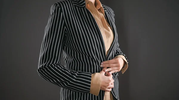 女性はビジネススーツをまっすぐにする 高品質の写真 — ストック写真