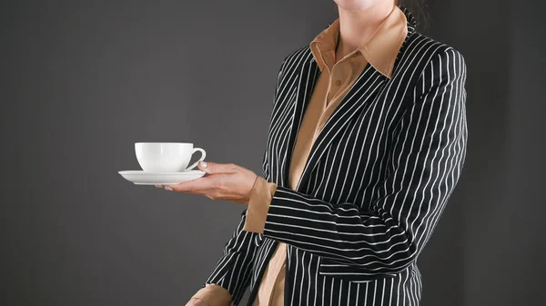 白いカップを持つスーツの女性は 暗い背景に 高品質の写真 — ストック写真
