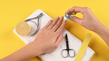 Sarı arka planda tırnak bakımı. Yüksek kalite fotoğraf