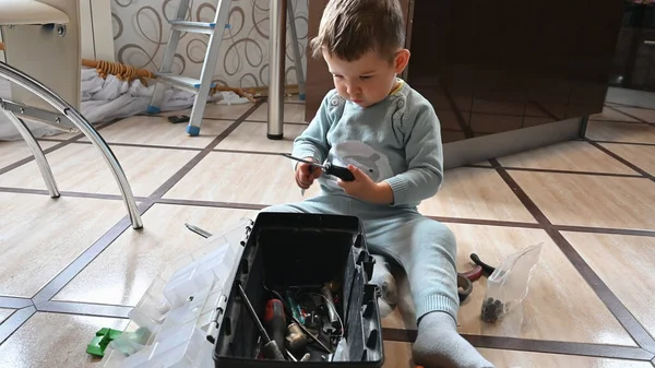 Kind Spelen Met Een Koffer Gereedschap Hoge Kwaliteit Foto — Stockfoto