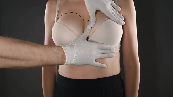 Doktor estetik ameliyattan önce göğüsleri muayene eder. Yüksek kalite fotoğraf