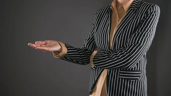 手のひらを示すスーツの女性 高品質の写真 — ストック写真