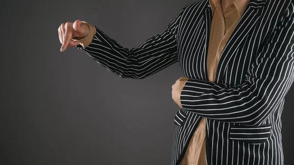 Žena v obleku ukazuje palec dolů — Stock fotografie
