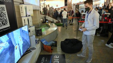 Minsk, Belarus - 2 Mart 2019: Sony Playstation 5 'te bir adam oynuyor.