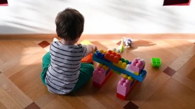 Çocuk evde yalnız oynuyor. Yalnız çocuk karanlıkta oynar