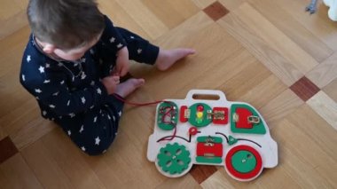 Çocuk eğitim oyuncağı. Bir araba şeklinde hem de. Motor beceriler geliştiriliyor