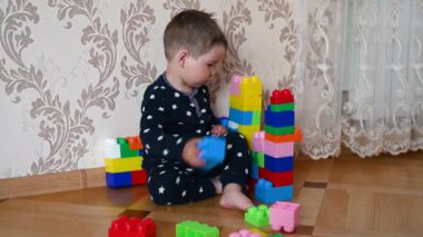 Çocuk bağımsız olarak yakın çekim tasarımında oynar.