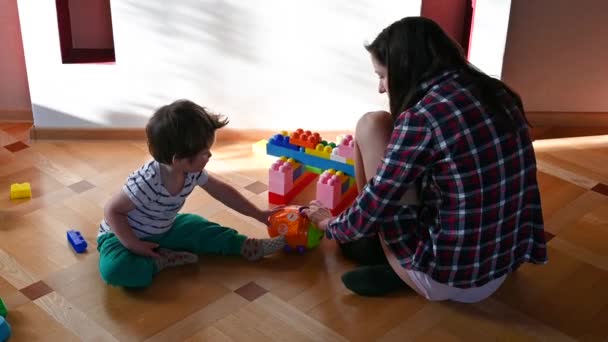 Madre soltera jugando con su bebé en casa. Bonos familiares — Vídeo de stock