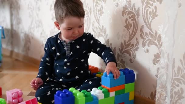 El niño juega en el primer plano del constructor. Bebé de 1-2 años — Vídeos de Stock