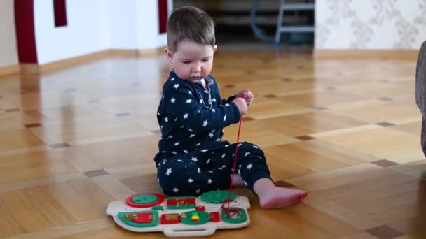 Children's educational toy. In the form of a car. Developing motor skills — Wideo stockowe