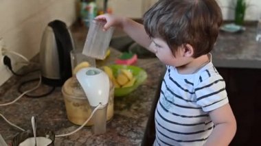 Çocuk kendi başına mutfaktaki mutfak aletlerini kullanıyor.