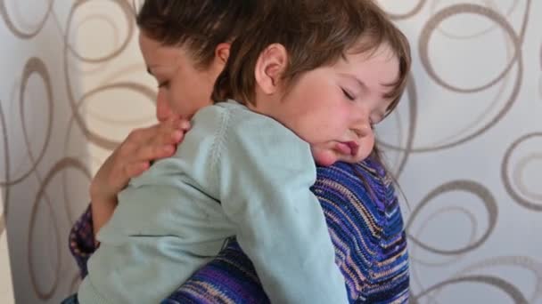 O bebê dorme no ombro de suas mães. plano de perto — Vídeo de Stock