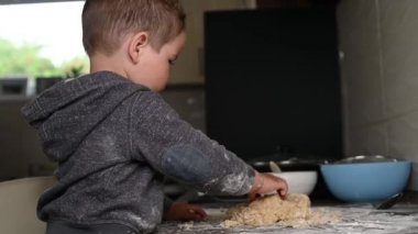 Çocuk yemek eğitimi alıyor. Pişirme ve bebek. Çocuk yemek yapmayı seviyor.