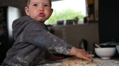 Çocuk yemek eğitimi alıyor. Pişirme ve bebek. Çocuk yemek yapmayı seviyor.