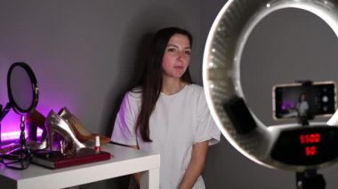 Kız blogcu aboneleriyle iletişim kuruyor.