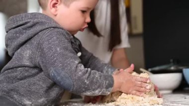Annem evde hamur pişirmeyi öğretiyor.