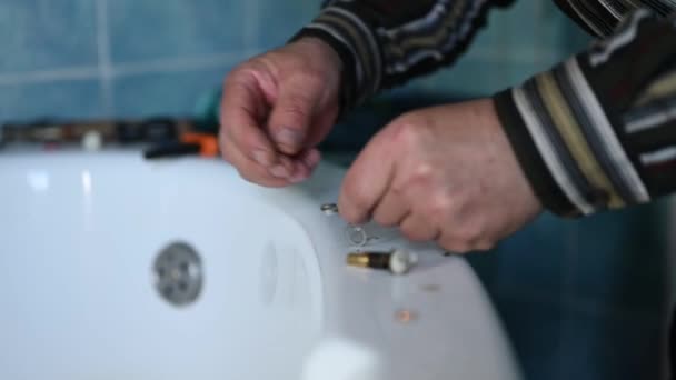 Repair the tap at home when it is dripping — Wideo stockowe