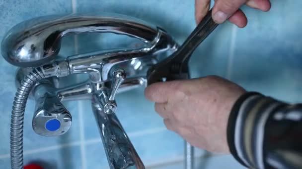 Acqua calda spento concetto. mano maschile chiude valvola acqua calda — Video Stock