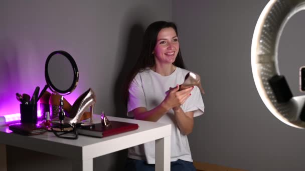 Menina anuncia sapatos pela Internet. Menina online — Vídeo de Stock