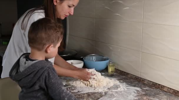 Мама учит печь тесто дома — стоковое видео