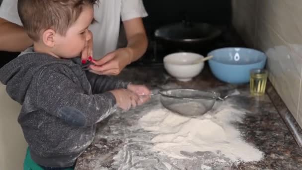 Moeder leert naar bakken deeg thuis — Stockvideo