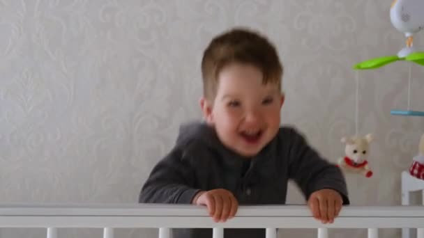 1-2 jähriges Baby hat Spaß in der Krippe zu Hause — Stockvideo