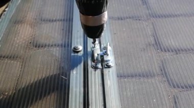 Adam polikarbonatta vidaları sıkıyor.