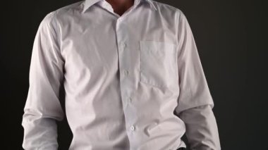 Adam işaret parmağını onun önünde tutuyordu. Takım elbiseli bir adam parmağını gösterir.