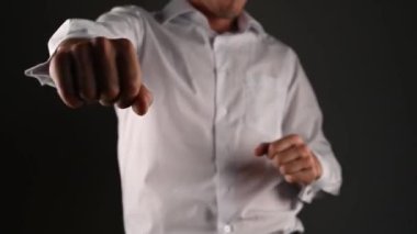 Takım elbiseli bir adam yumruğuyla tehdit eder. Yüksek kaliteli video